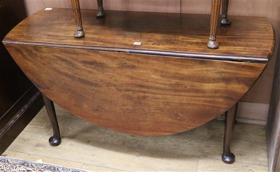 A George III mahogany oval topped leaf dining table W.138cm